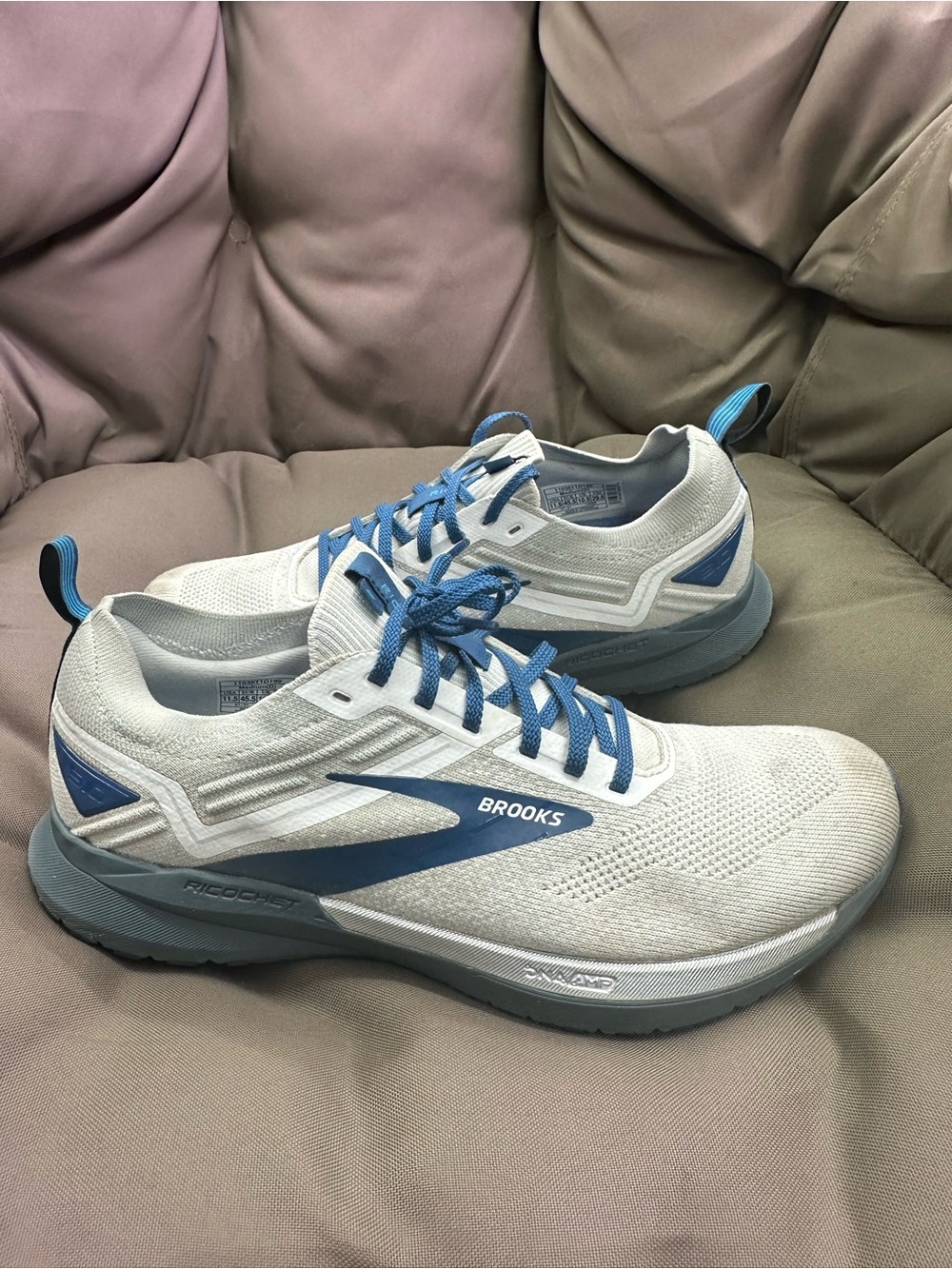 Brooks ricochet 3 Men's White and Blue Performance Running Sneakers size 11.5